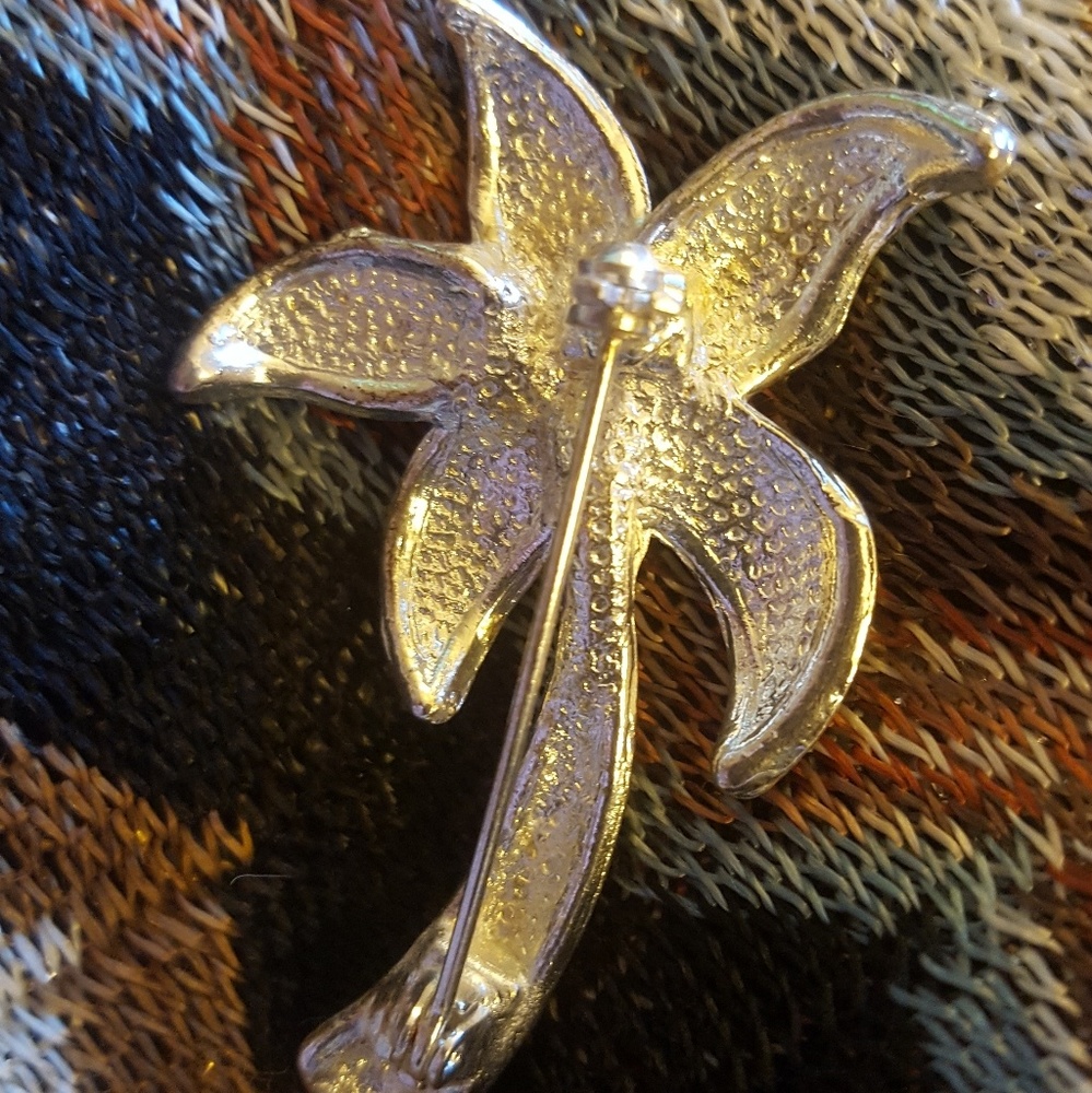 Flower Brooch - Picture 3 of 3
